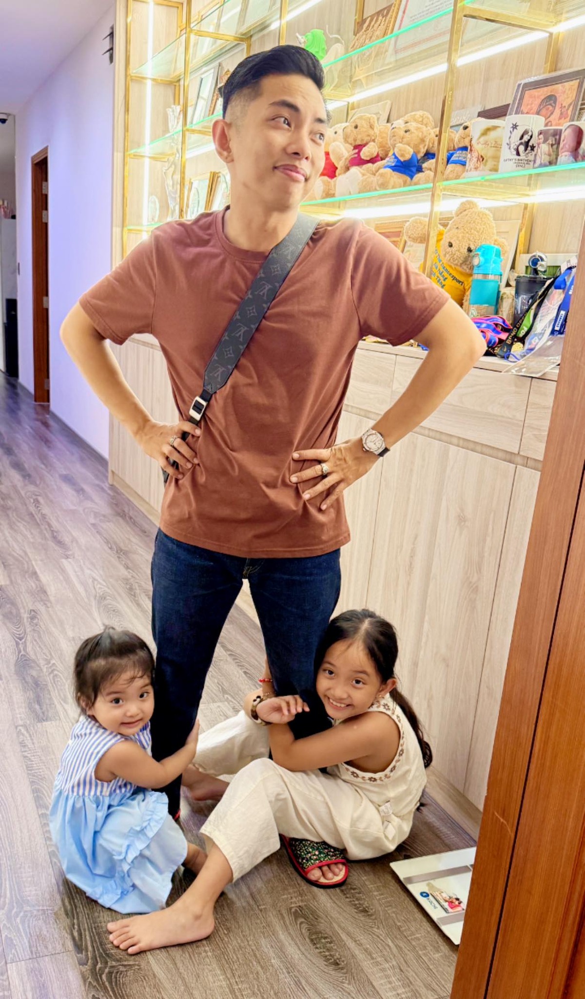 Hai con gái xinh yêu như công chúa giúp Khánh Thi "quản chặt" Phan Hiển - Ảnh 1.