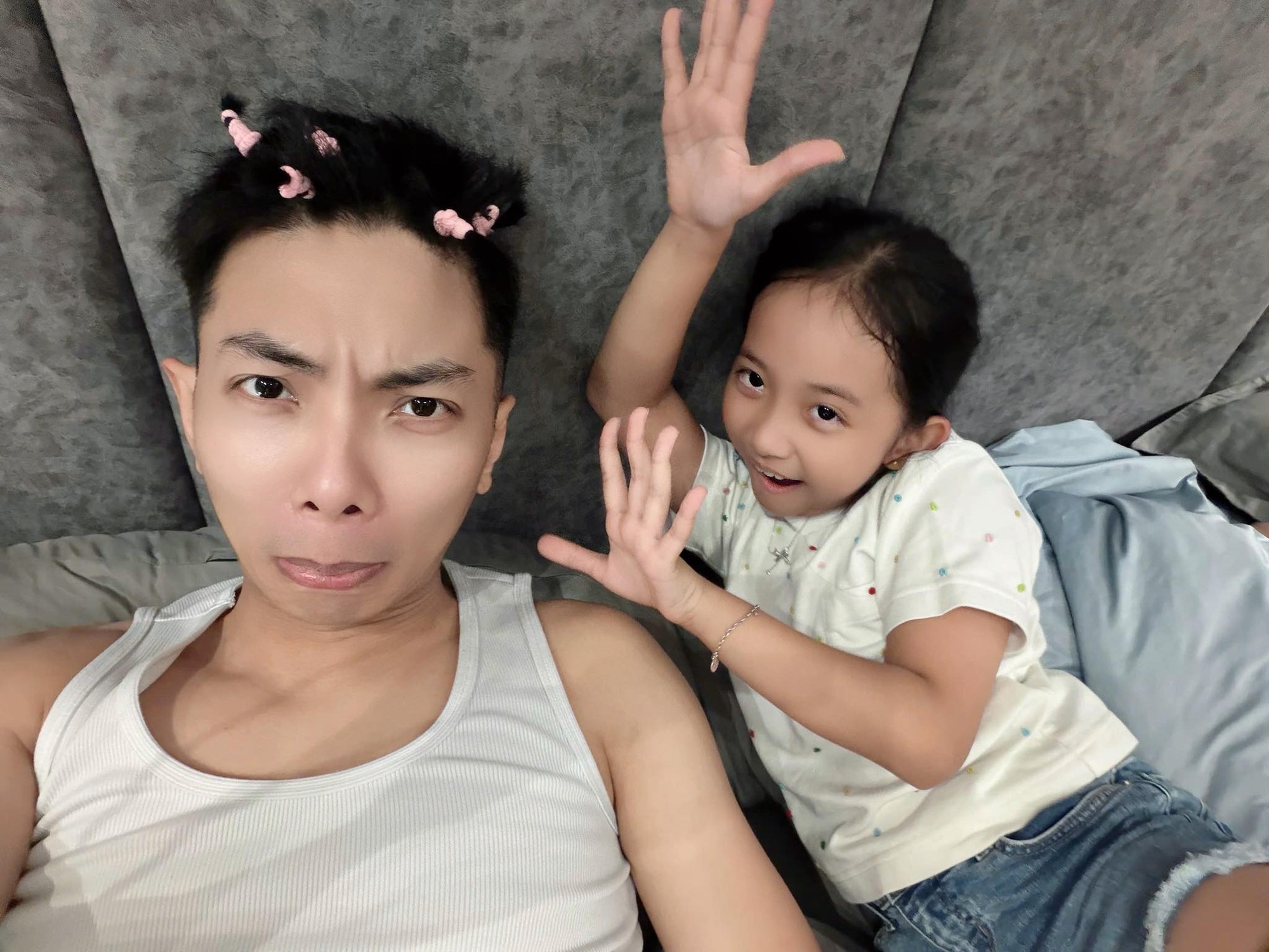 Hai con gái xinh yêu như công chúa giúp Khánh Thi "quản chặt" Phan Hiển - Ảnh 2.