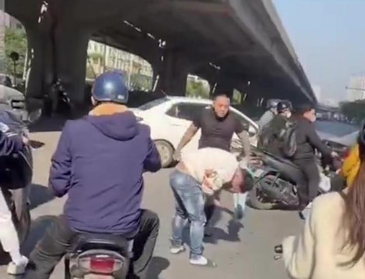 Tạm giữ tài xế hành hung sau va chạm giao thông tại Hà Nội - Ảnh 1.