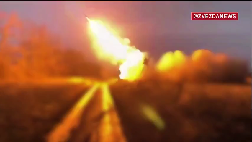 Video trận đánh giành quyền kiểm soát Chervone của lực lượng Vostok tại Ukraine - Ảnh 1.