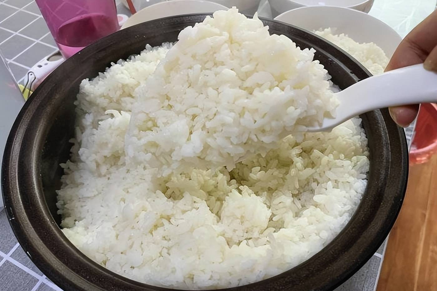 Nấu cơm đừng chỉ cho nước: Thêm đúng 2 thứ này, cơm dẻo ngon gấp 10- Ảnh 1. Nấu cơm đừng chỉ cho nước: Thêm đúng 2 thứ này, cơm dẻo ngon gấp 10- Ảnh 1.