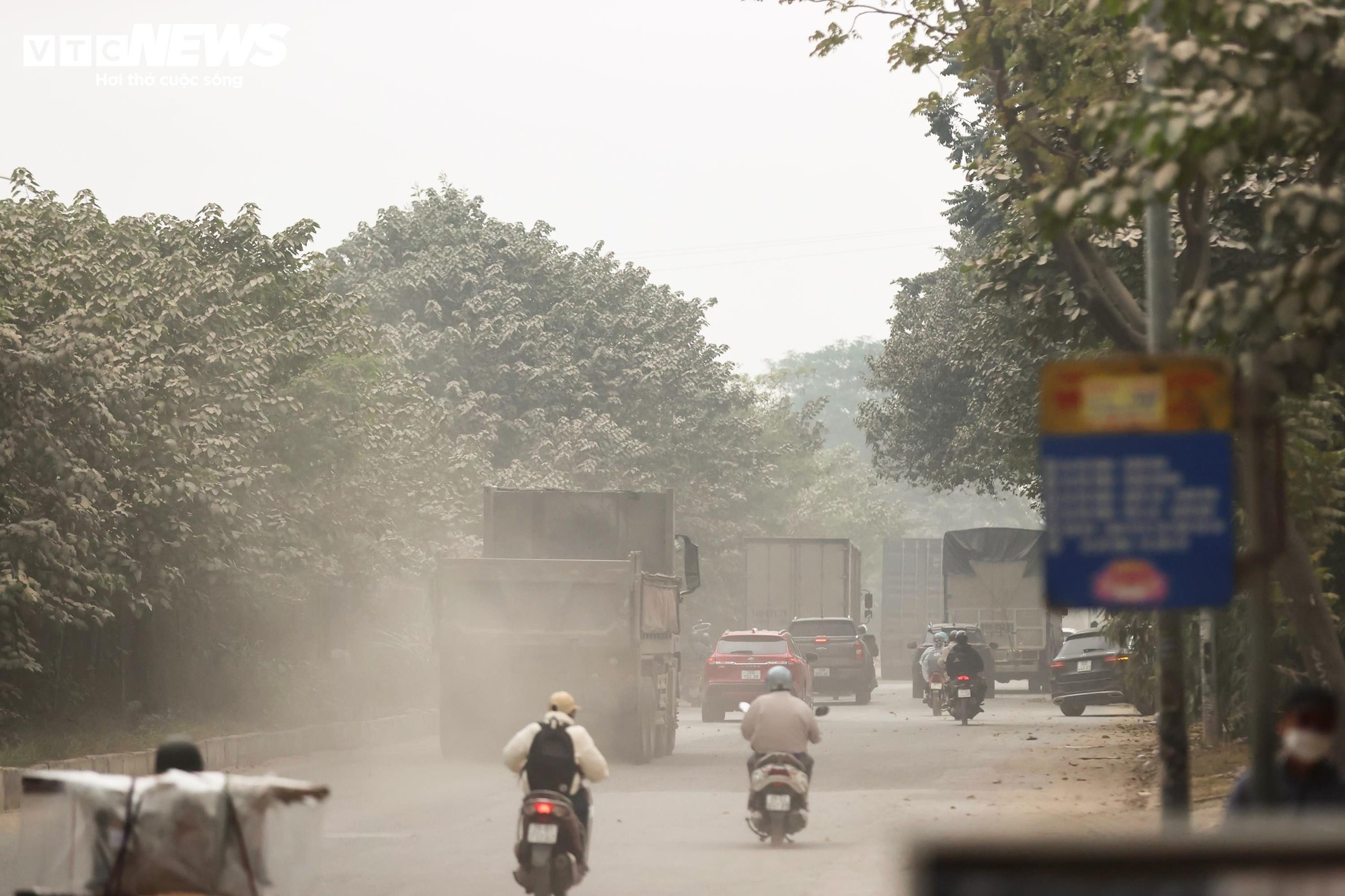 Bão bụi Hà Nội bao phủ đường gom Đại lộ Thăng Long , cây cối trắng xóa - Ảnh 10.