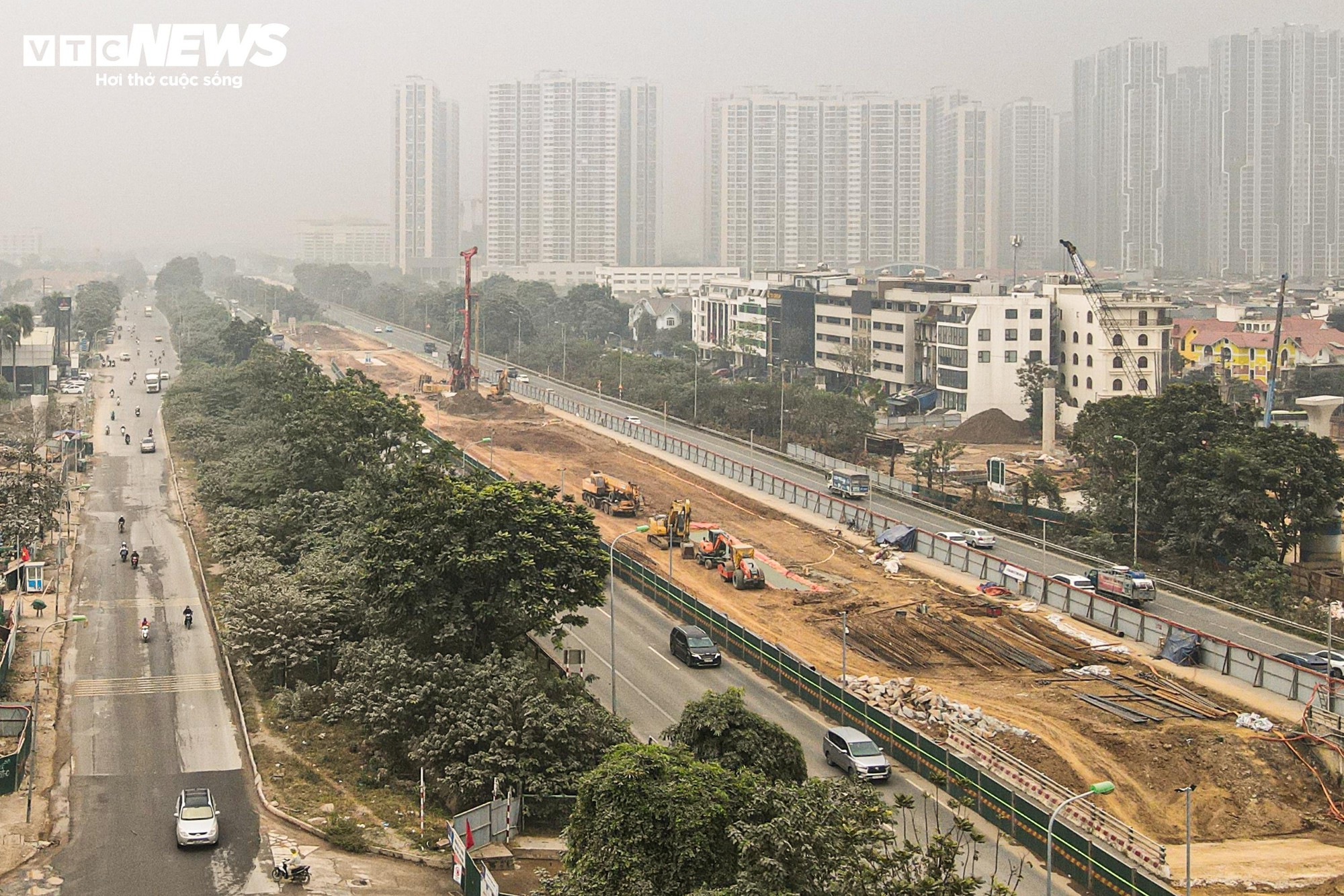 Bão bụi Hà Nội bao phủ đường gom Đại lộ Thăng Long , cây cối trắng xóa - Ảnh 1.