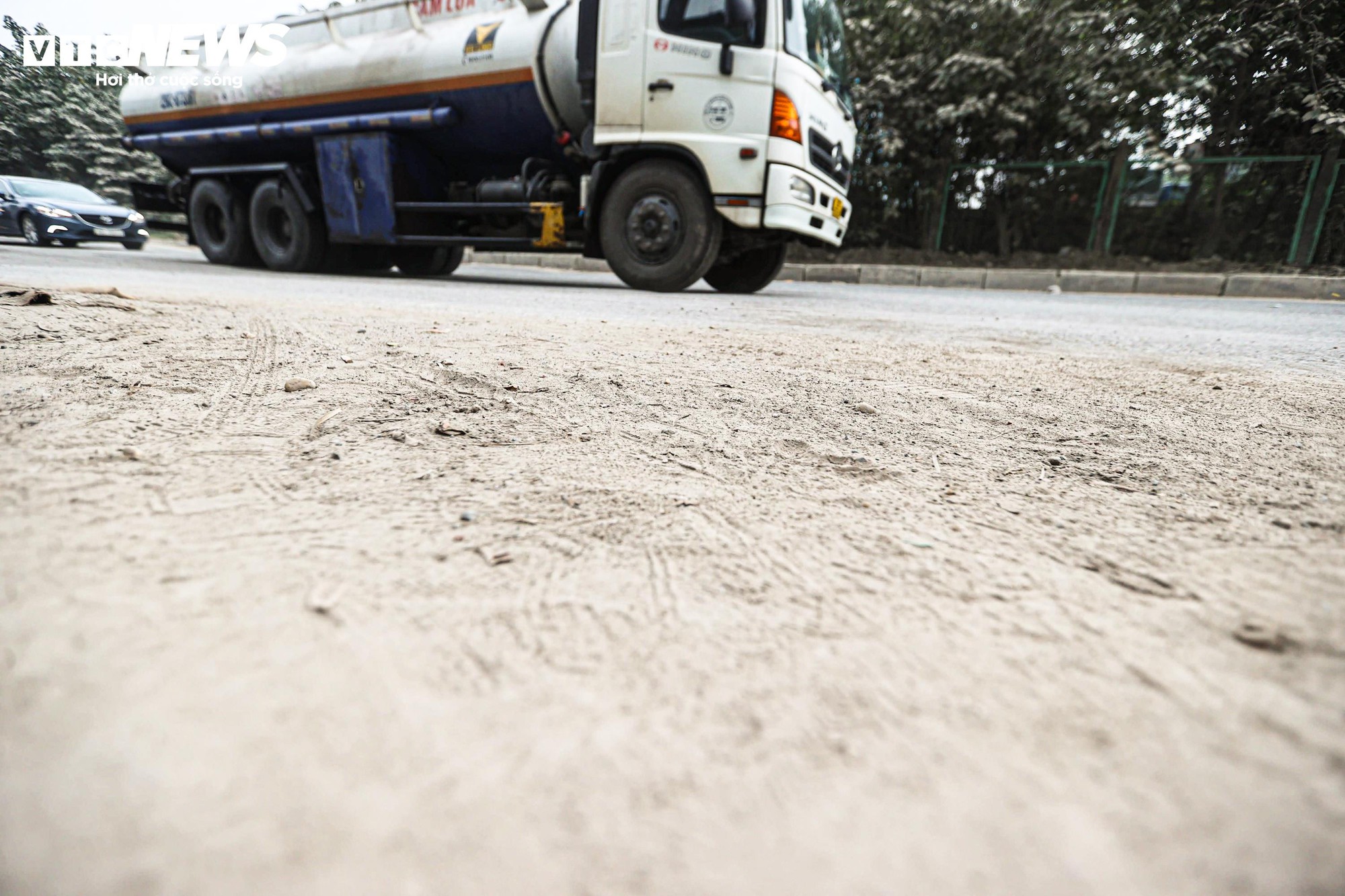 Bão bụi Hà Nội bao phủ đường gom Đại lộ Thăng Long , cây cối trắng xóa - Ảnh 12.