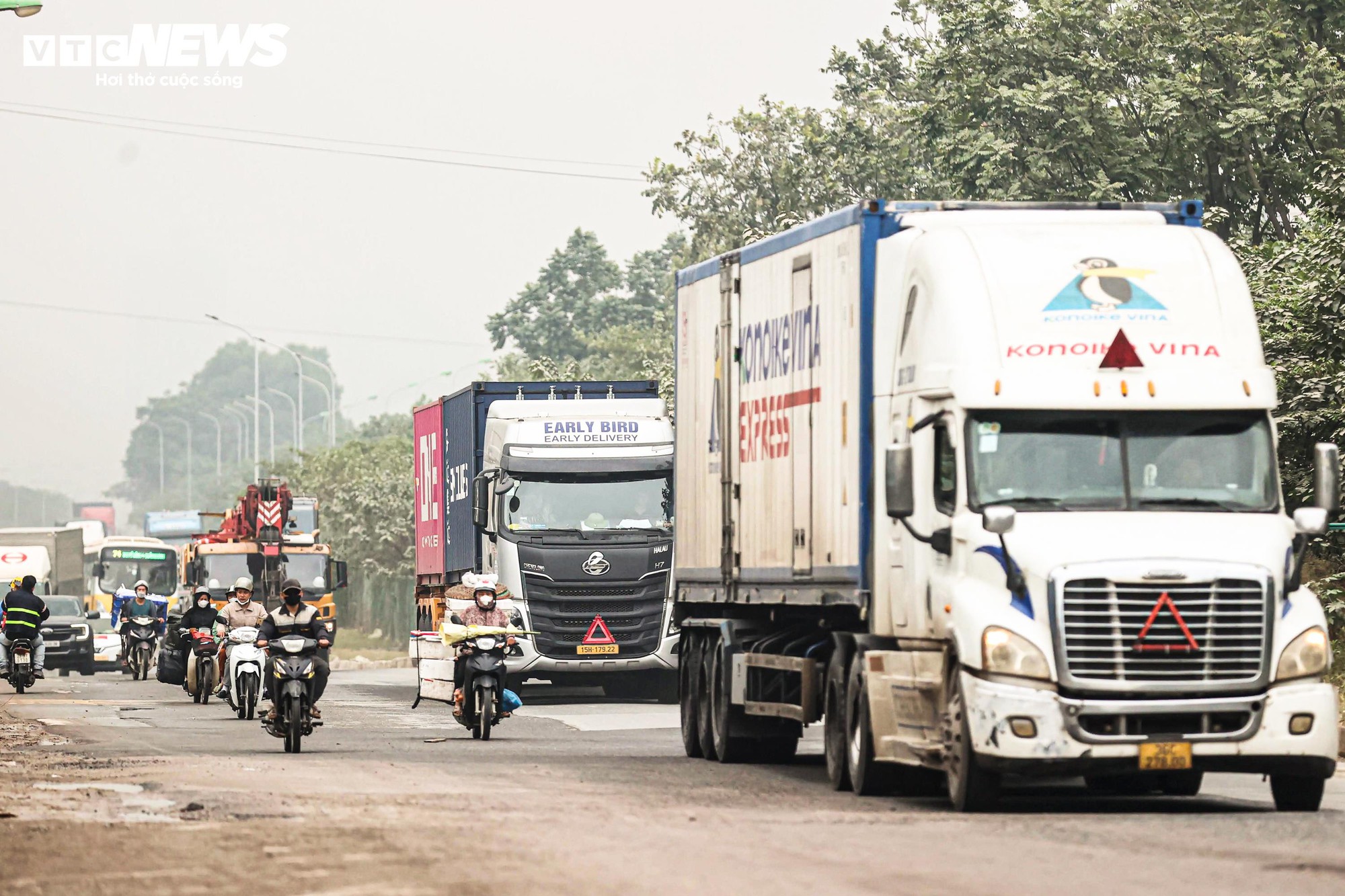 Bão bụi Hà Nội bao phủ đường gom Đại lộ Thăng Long , cây cối trắng xóa - Ảnh 8.