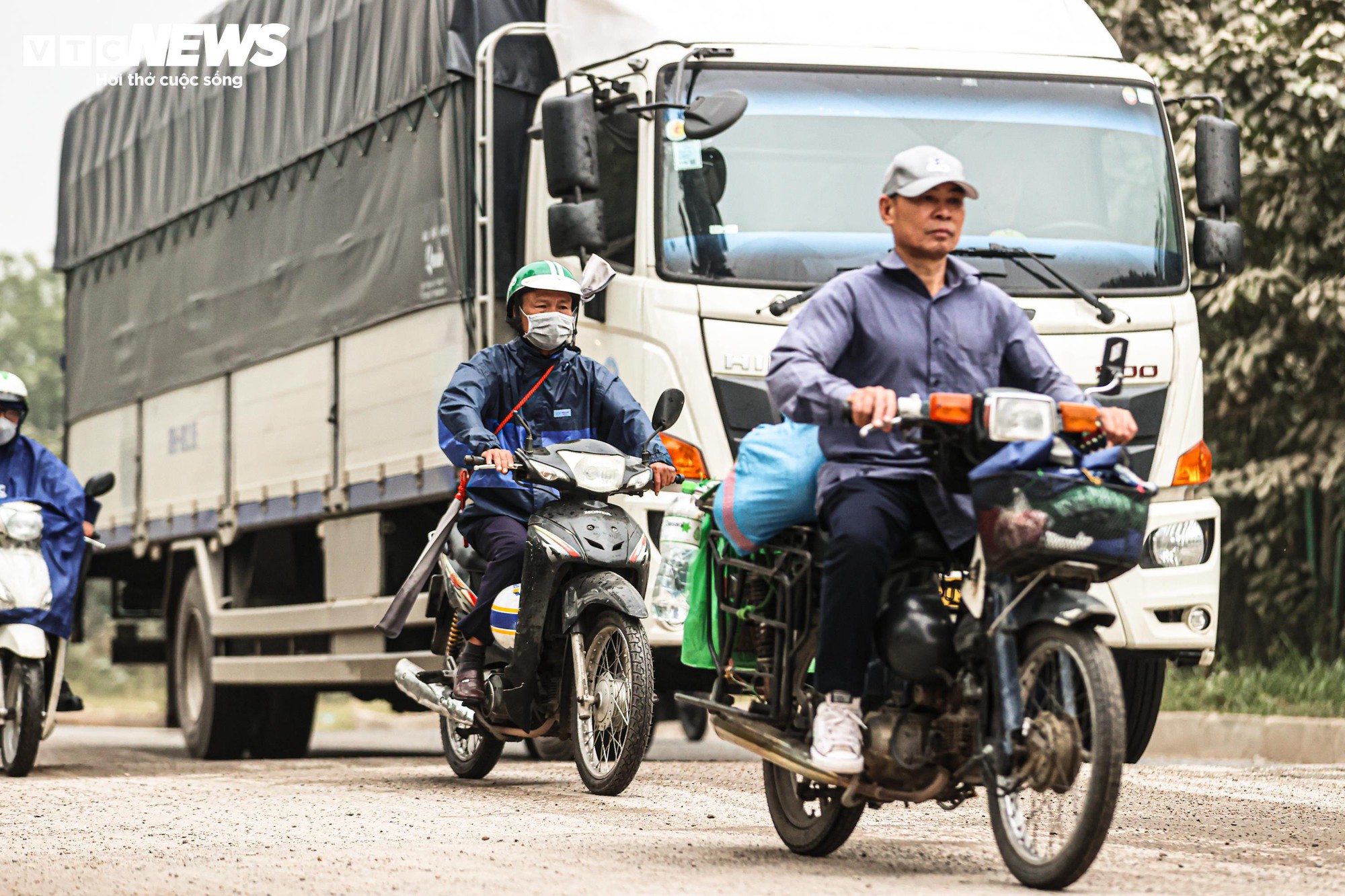 Bão bụi Hà Nội bao phủ đường gom Đại lộ Thăng Long , cây cối trắng xóa - Ảnh 3.