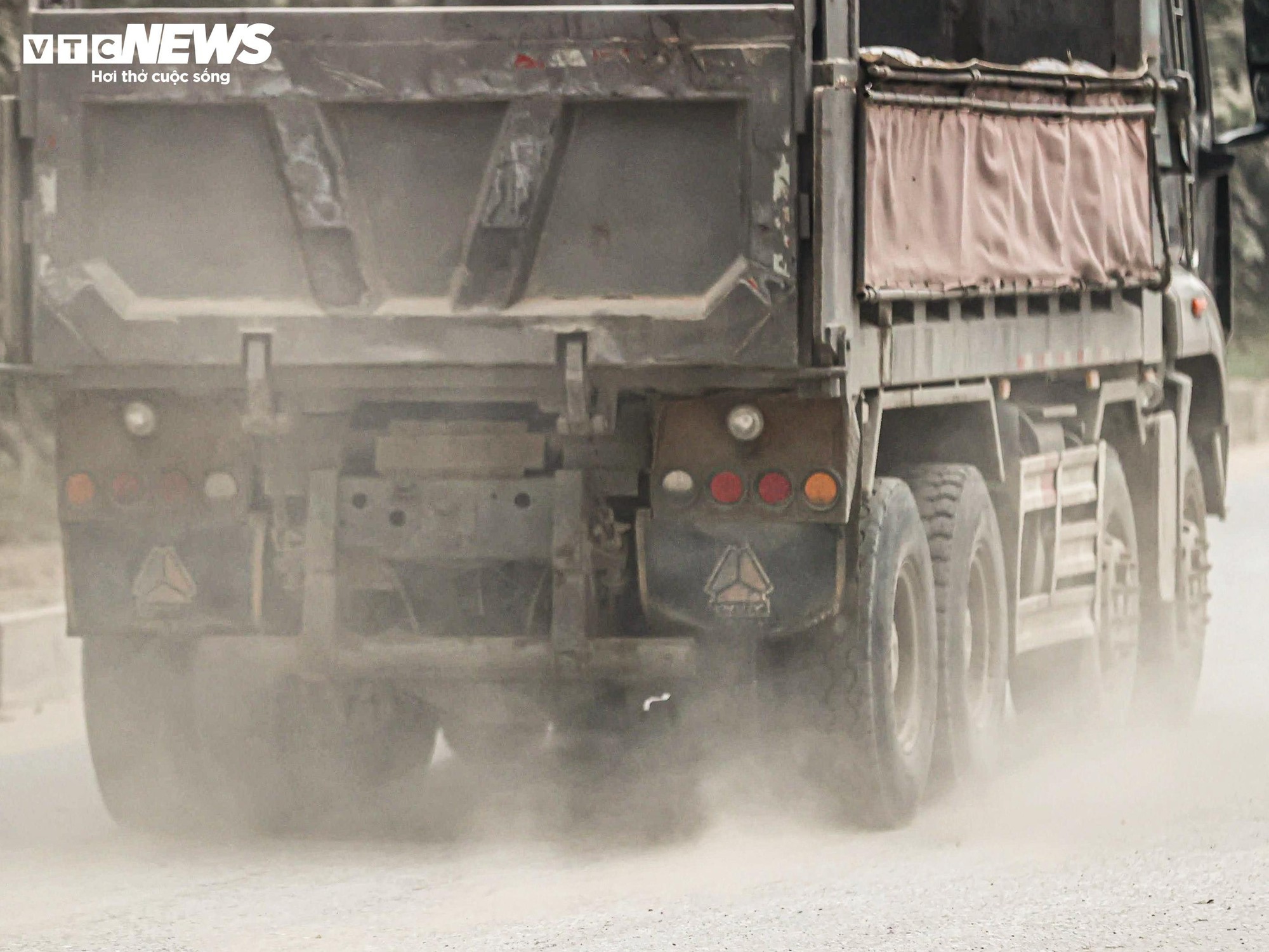 Bão bụi Hà Nội bao phủ đường gom Đại lộ Thăng Long , cây cối trắng xóa - Ảnh 6.