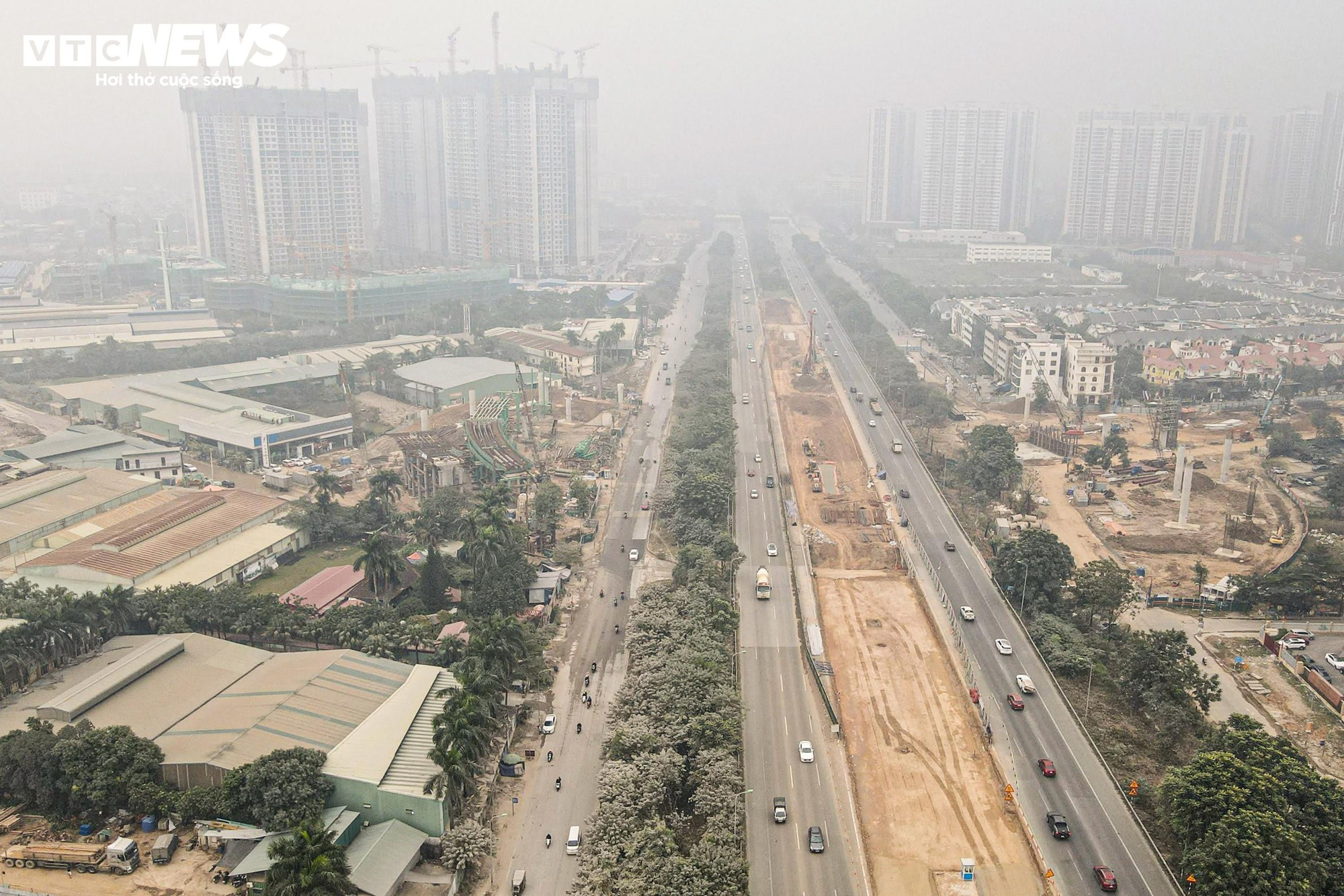 Bão bụi Hà Nội bao phủ đường gom Đại lộ Thăng Long , cây cối trắng xóa - Ảnh 7.
