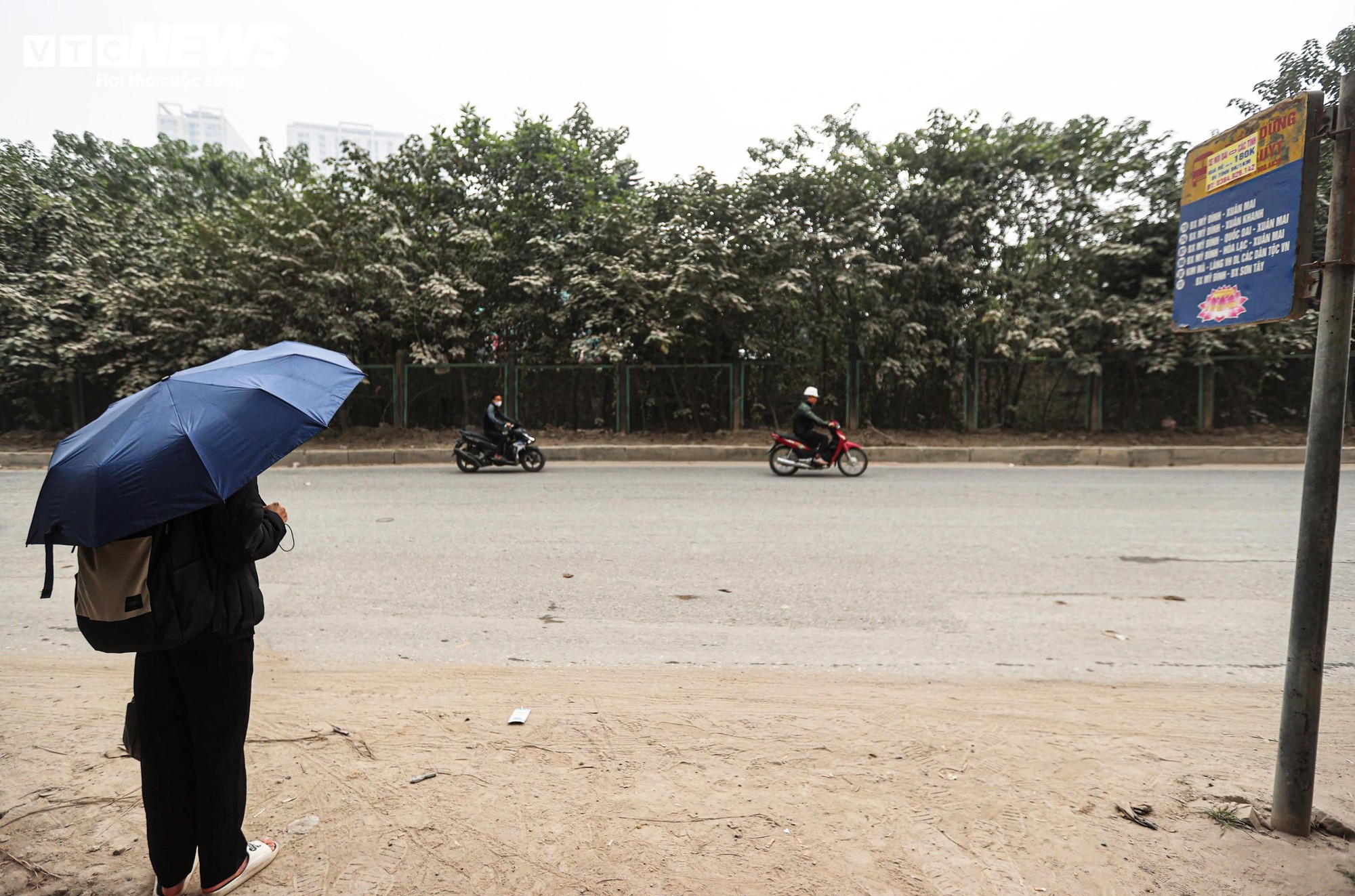 Bão bụi Hà Nội bao phủ đường gom Đại lộ Thăng Long , cây cối trắng xóa - Ảnh 9.