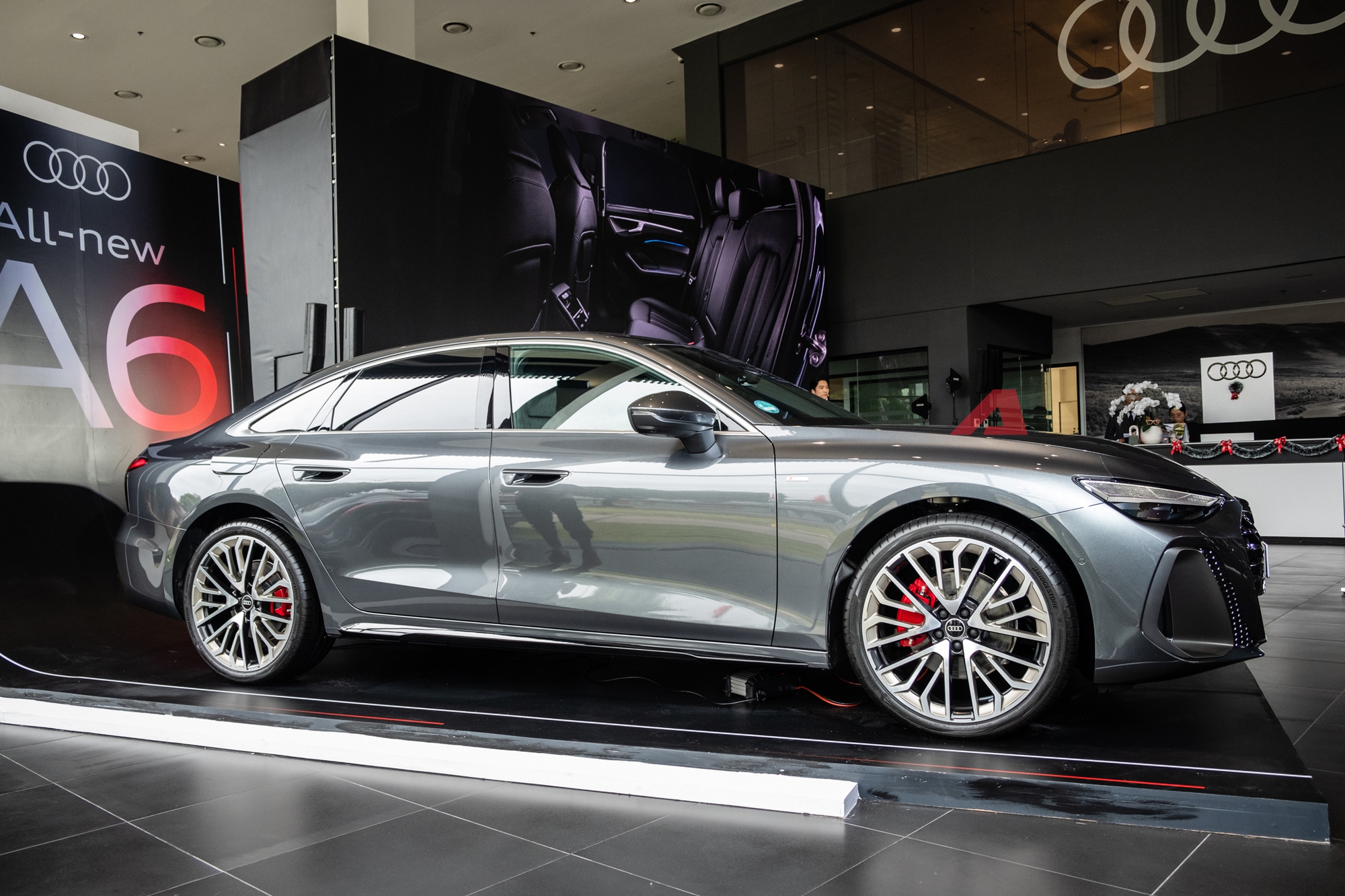 Audi A6 thế hệ mới ra mắt Việt Nam: Giá 2,799 tỷ, nhập Đức nhưng rẻ hơn E-Class và 5-Series bản 'full', đủ ADAS, 3 màn hình nội thất- Ảnh 9. Audi A6 thế hệ mới ra mắt Việt Nam: Giá 2,799 tỷ, nhập Đức nhưng rẻ hơn E-Class và 5-Series bản 'full', đủ ADAS, 3 màn hình nội thất- Ảnh 9.