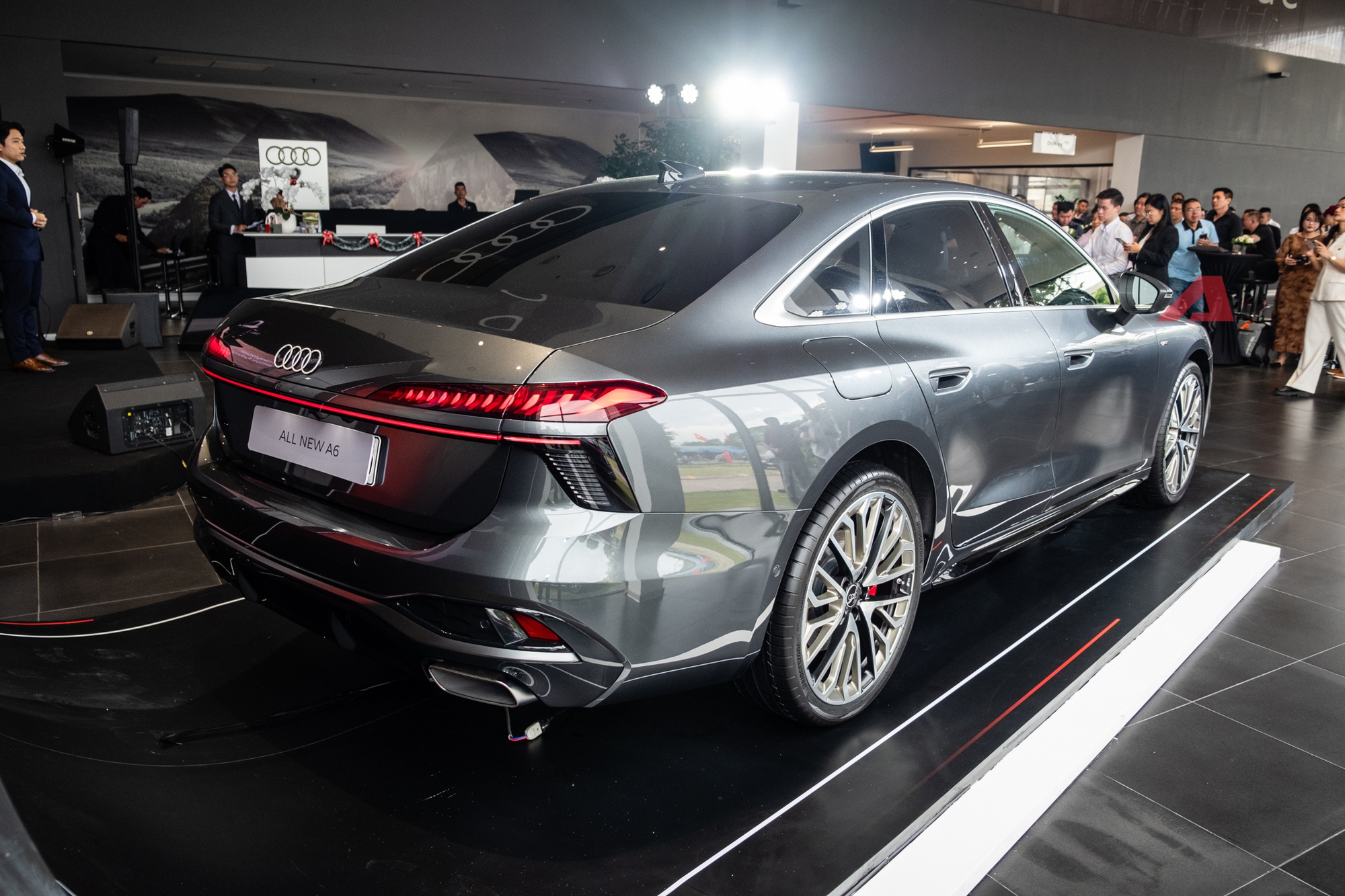 Audi A6 thế hệ mới ra mắt Việt Nam: Giá 2,799 tỷ, nhập Đức nhưng rẻ hơn E-Class và 5-Series bản 'full', đủ ADAS, 3 màn hình nội thất- Ảnh 4. Audi A6 thế hệ mới ra mắt Việt Nam: Giá 2,799 tỷ, nhập Đức nhưng rẻ hơn E-Class và 5-Series bản 'full', đủ ADAS, 3 màn hình nội thất- Ảnh 4.