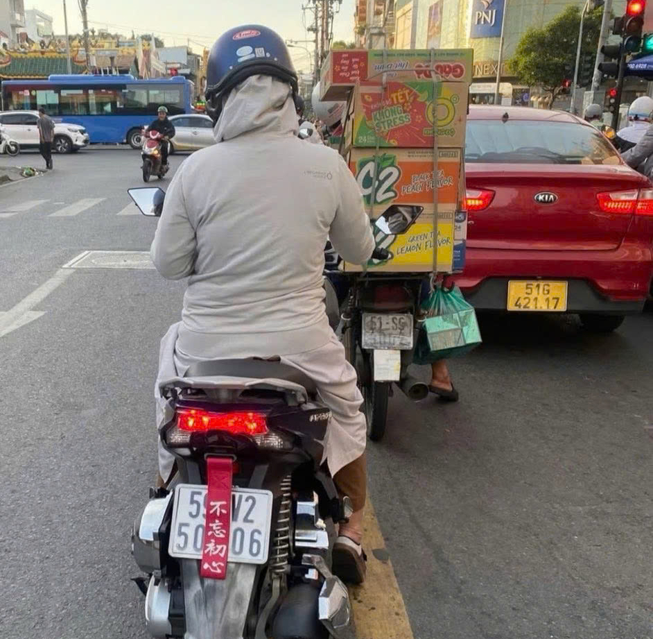 2 Phụ nữ ở TPHCM dán bùa che biển số xe bị xử phạt nghiêm khắc - Ảnh 1. 2 Phụ nữ ở TPHCM dán bùa che biển số xe bị xử phạt nghiêm khắc - Ảnh 1.