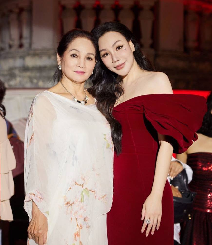 Danh tính 2 sao Việt bị nữ NSND là Đại tá quân đội từ chối nhận túi hàng hiệu, xe ô tô - Ảnh 3.