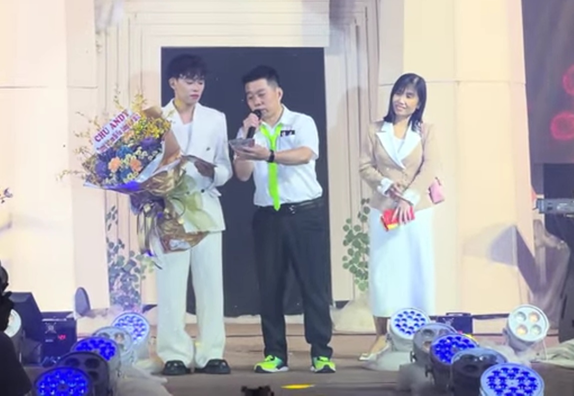 Hồ Văn Cường nhận tiền mặt cả trăm triệu đồng trên sân khấu- Ảnh 1.