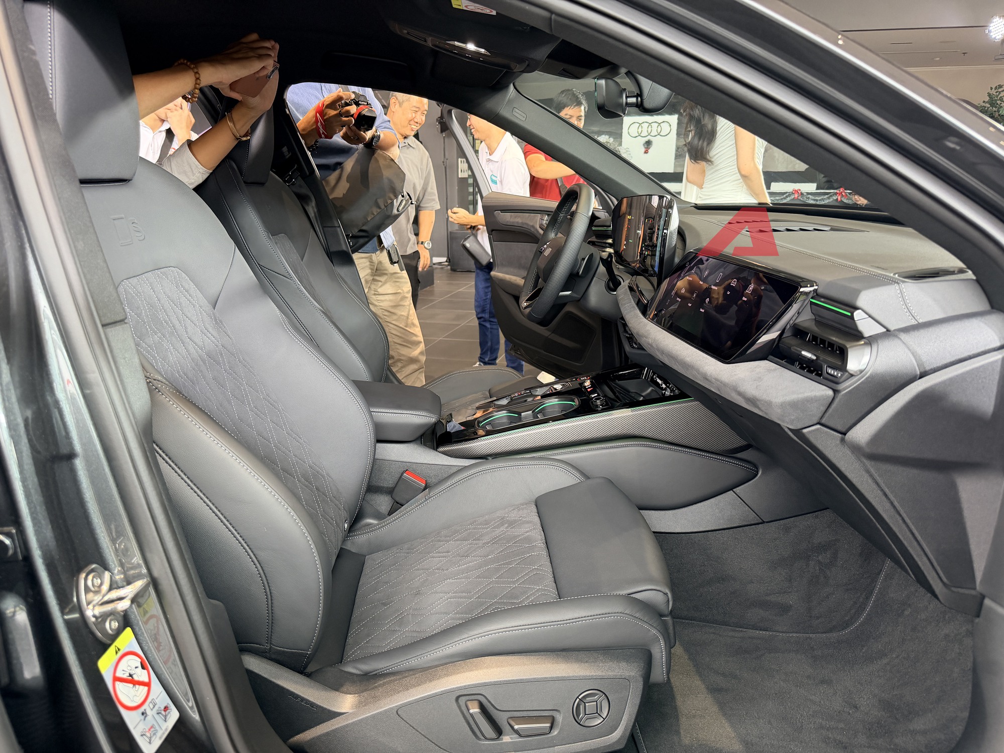 Audi A6 thế hệ mới ra mắt Việt Nam: Giá 2,799 tỷ, nhập Đức nhưng rẻ hơn E-Class và 5-Series bản 'full', đủ ADAS, 3 màn hình nội thất- Ảnh 17. Audi A6 thế hệ mới ra mắt Việt Nam: Giá 2,799 tỷ, nhập Đức nhưng rẻ hơn E-Class và 5-Series bản 'full', đủ ADAS, 3 màn hình nội thất- Ảnh 17.