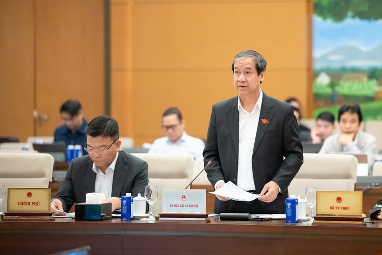 Bộ trưởng Nguyễn Kim Sơn bàn về kỳ thi tốt nghiệp THPT và sách giáo khoa mới - Ảnh 1. Bộ trưởng Nguyễn Kim Sơn bàn về kỳ thi tốt nghiệp THPT và sách giáo khoa mới - Ảnh 1.