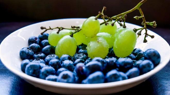 7 nhóm thực phẩm được coi là "thuốc nhỏ mắt tự nhiên" có sẵn trên bàn ăn: Tất cả đều dễ tìm ở ngoài chợ - Ảnh 4.