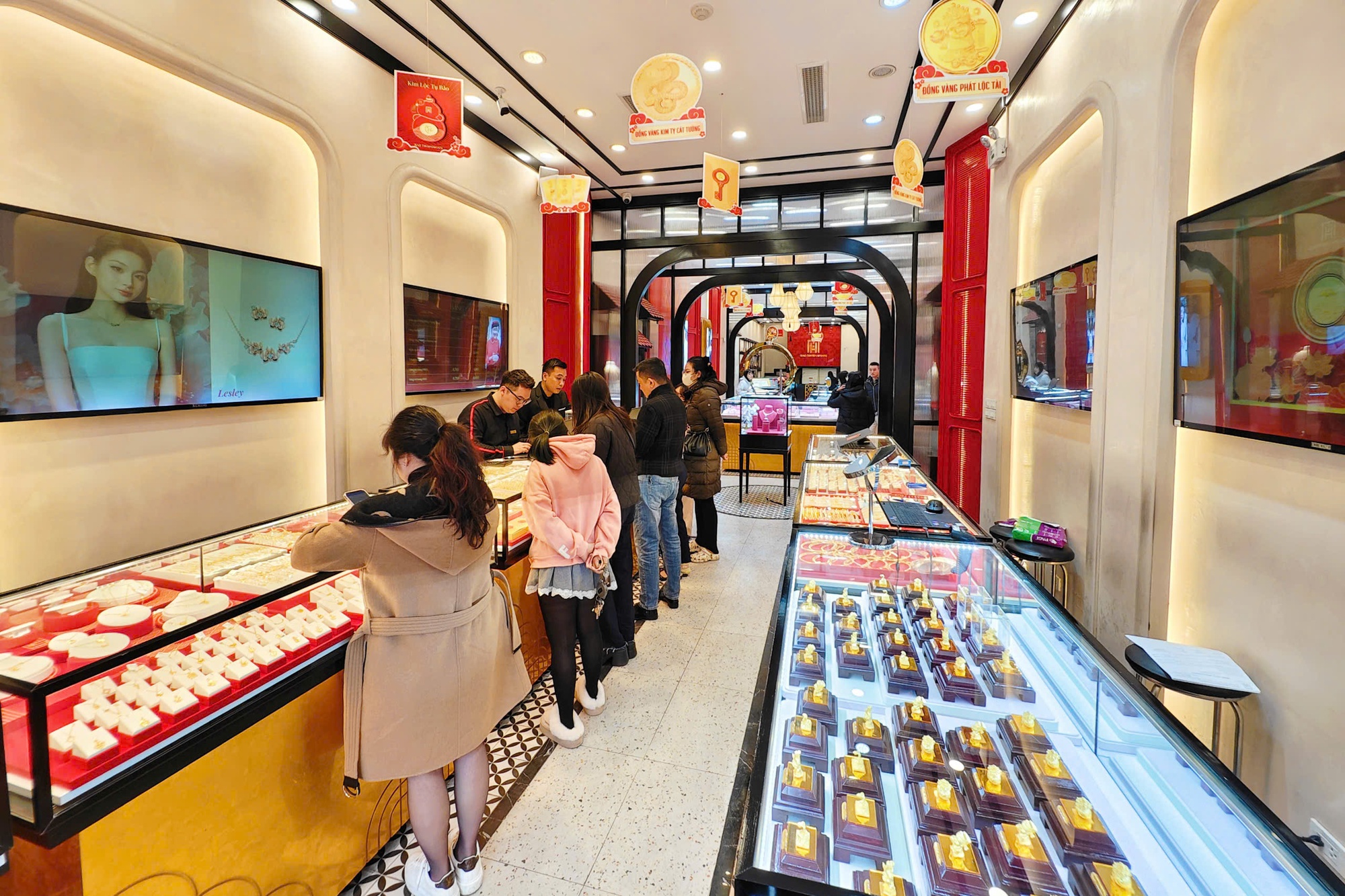 Giá vàng tối nay giảm cực mạnh, vàng miếng SJC và vàng nhẫn đồng loạt "đỏ lửa"- Ảnh 2.