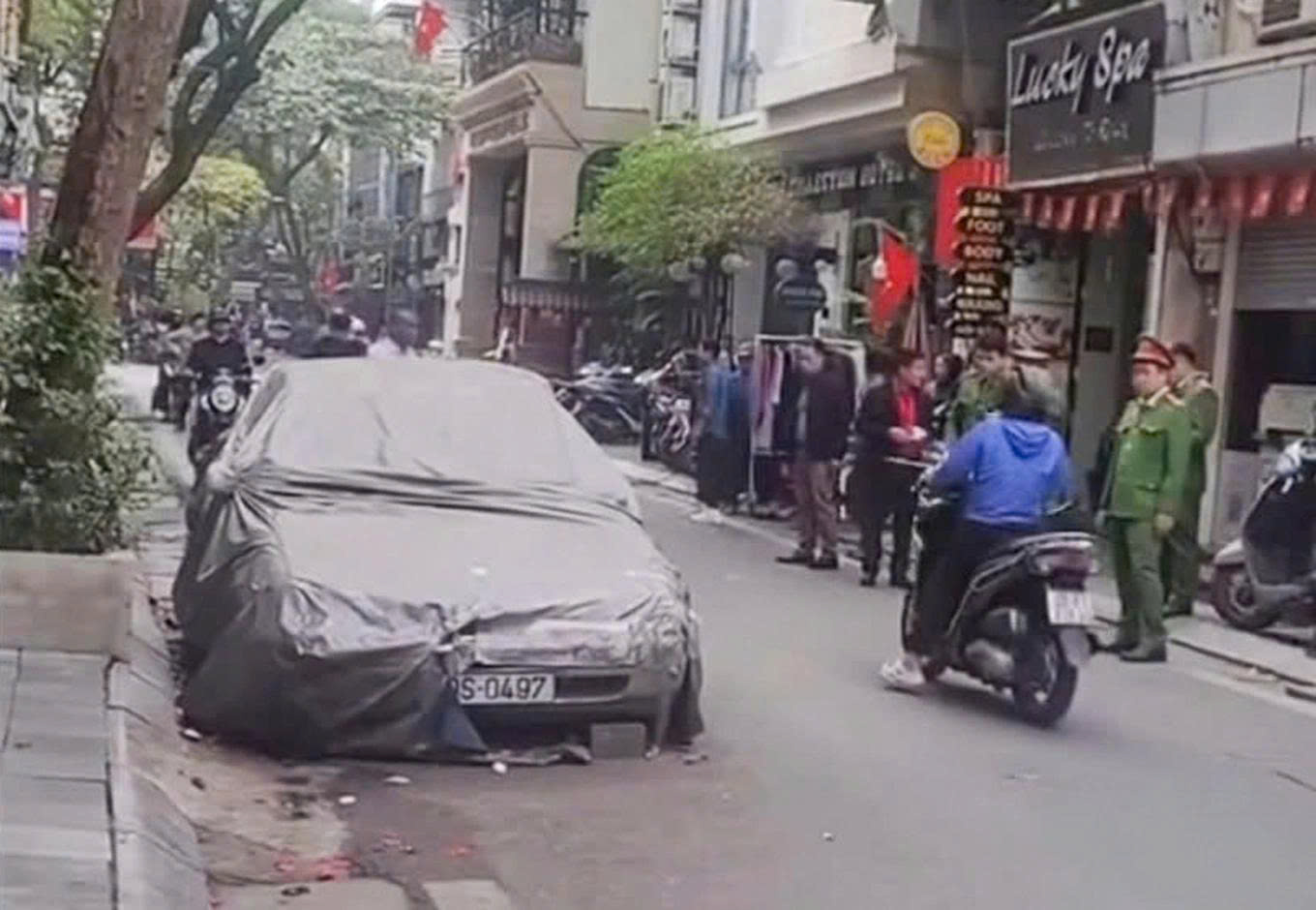 Cẩu ô tô phủ bạt nằm lì 4 năm trên phố Bát Sứ gây ô nhiễm môi trường - Ảnh 1. Cẩu ô tô phủ bạt nằm lì 4 năm trên phố Bát Sứ gây ô nhiễm môi trường - Ảnh 1.