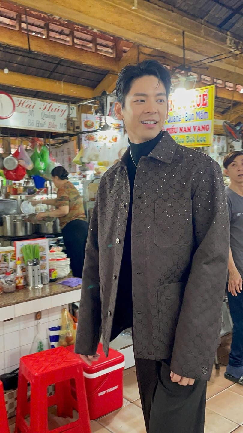 Tóm gọn "chồng yêu" của Hứa Quang Hán dạo chơi chợ Bến Thành, ăn vặt "hòa tan" như trai Việt thứ thiệt - Ảnh 5.