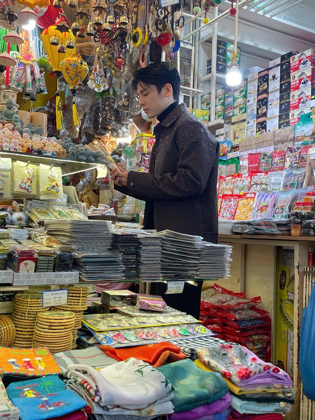 Tóm gọn "chồng yêu" của Hứa Quang Hán dạo chơi chợ Bến Thành, ăn vặt "hòa tan" như trai Việt thứ thiệt - Ảnh 8.