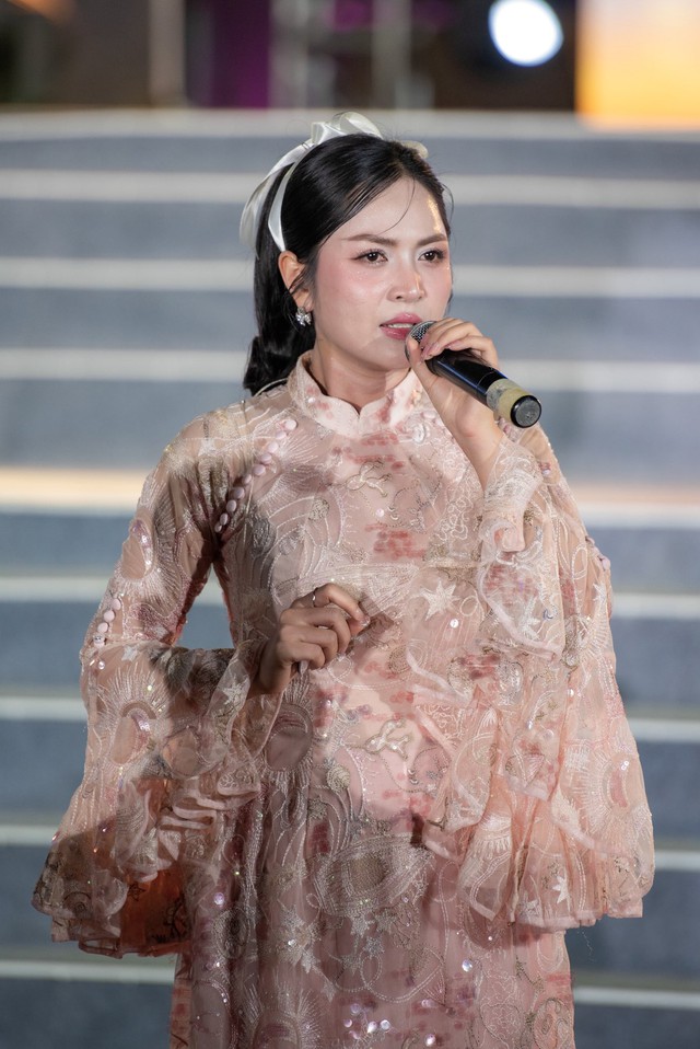 Giáo viên thanh nhạc được Bộ Tư lệnh khen thưởng: Đắt show cả năm, đổi đời nhờ 10 tỷ view- Ảnh 1. Giáo viên thanh nhạc được Bộ Tư lệnh khen thưởng: Đắt show cả năm, đổi đời nhờ 10 tỷ view- Ảnh 1.