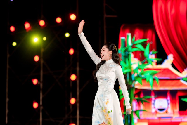 Giáo viên thanh nhạc được Bộ Tư lệnh khen thưởng: Đắt show cả năm, đổi đời nhờ 10 tỷ view- Ảnh 2. Giáo viên thanh nhạc được Bộ Tư lệnh khen thưởng: Đắt show cả năm, đổi đời nhờ 10 tỷ view- Ảnh 2.