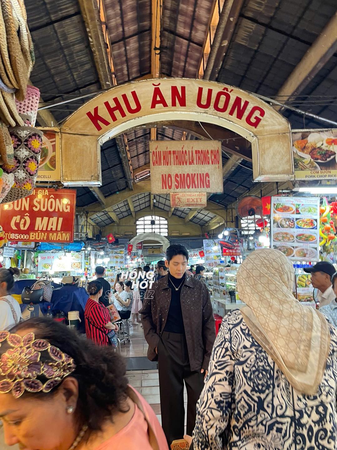 Tóm gọn "chồng yêu" của Hứa Quang Hán dạo chơi chợ Bến Thành, ăn vặt "hòa tan" như trai Việt thứ thiệt - Ảnh 4.