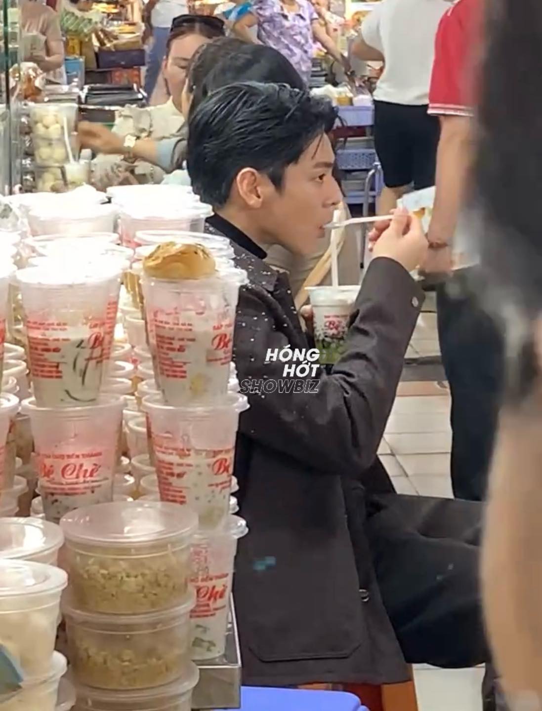 Tóm gọn "chồng yêu" của Hứa Quang Hán dạo chơi chợ Bến Thành, ăn vặt "hòa tan" như trai Việt thứ thiệt - Ảnh 2.