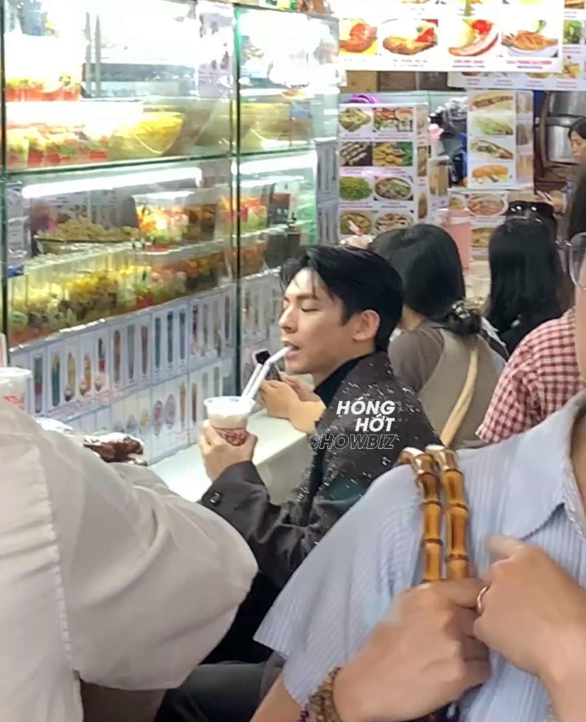 Tóm gọn "chồng yêu" của Hứa Quang Hán dạo chơi chợ Bến Thành, ăn vặt "hòa tan" như trai Việt thứ thiệt - Ảnh 1.