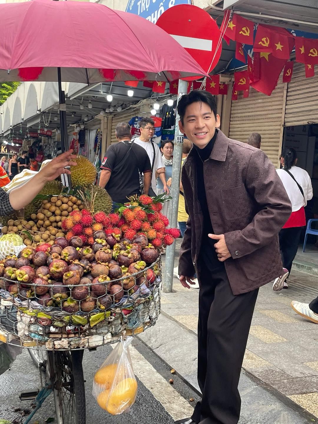 Tóm gọn "chồng yêu" của Hứa Quang Hán dạo chơi chợ Bến Thành, ăn vặt "hòa tan" như trai Việt thứ thiệt - Ảnh 9.