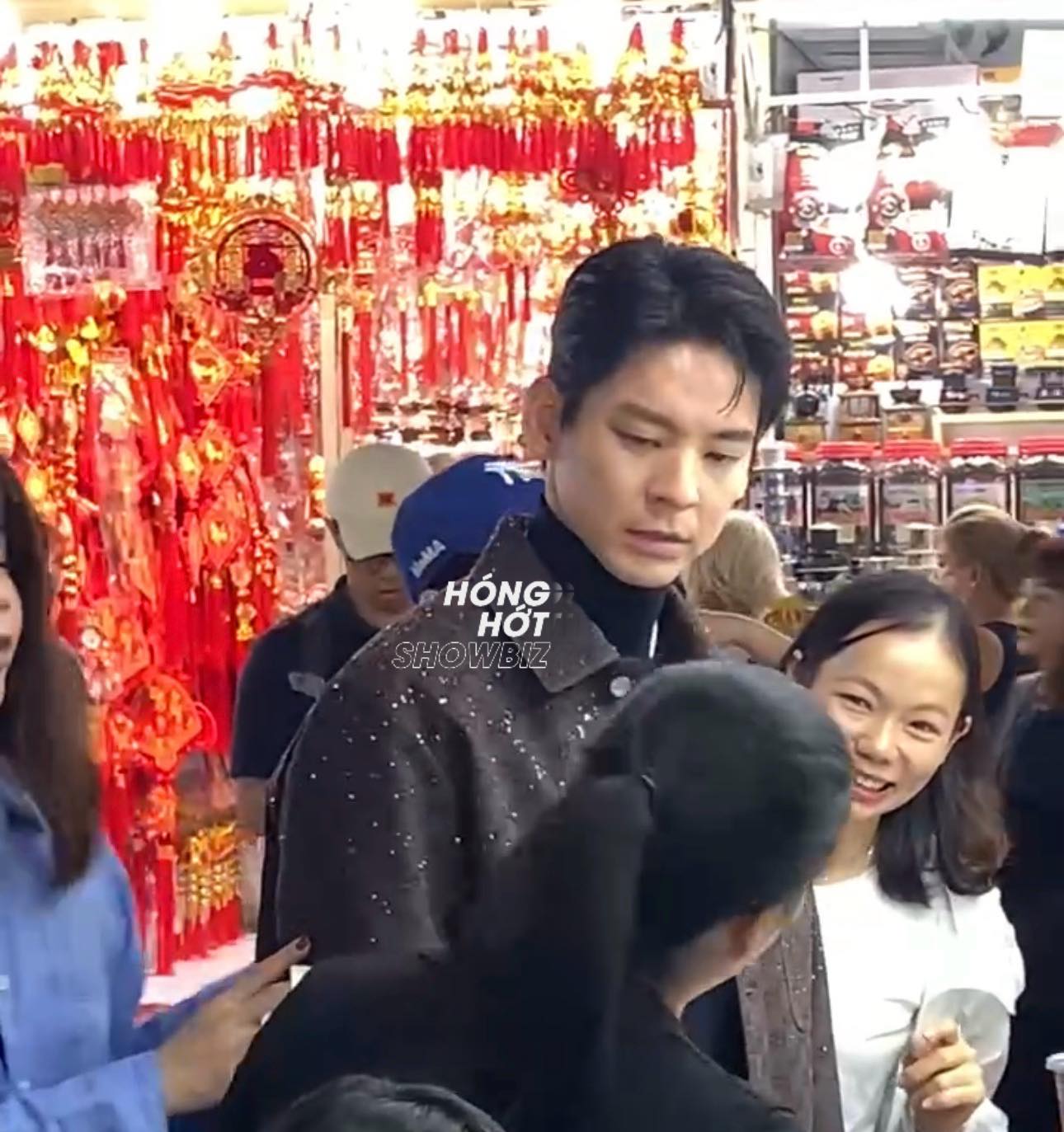 Tóm gọn "chồng yêu" của Hứa Quang Hán dạo chơi chợ Bến Thành, ăn vặt "hòa tan" như trai Việt thứ thiệt - Ảnh 3.