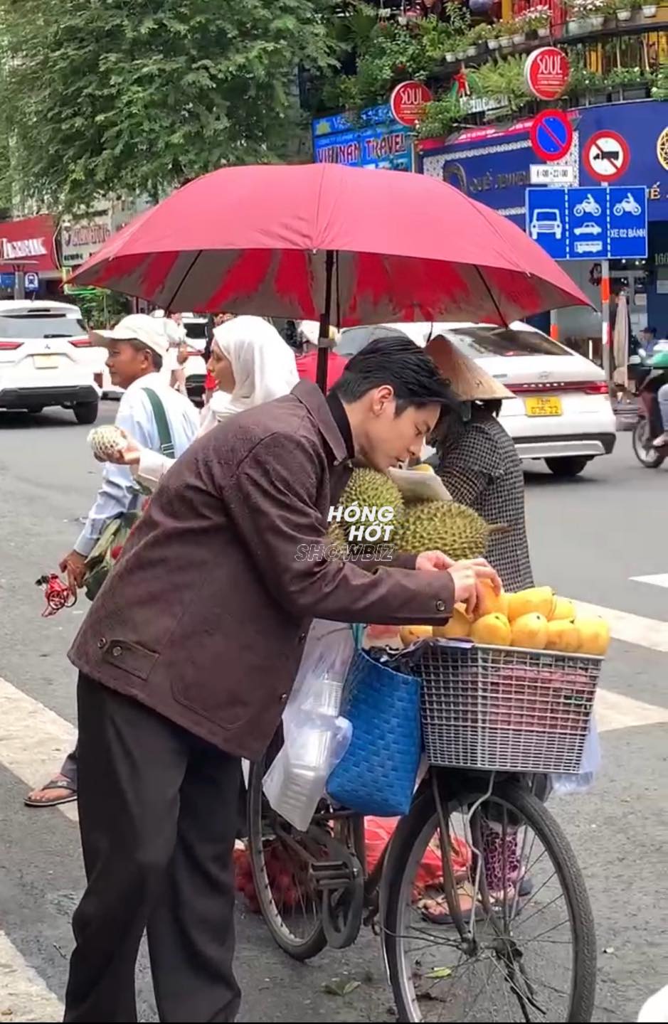 Tóm gọn "chồng yêu" của Hứa Quang Hán dạo chơi chợ Bến Thành, ăn vặt "hòa tan" như trai Việt thứ thiệt - Ảnh 10.