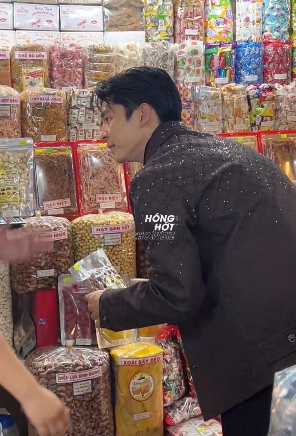 Tóm gọn "chồng yêu" của Hứa Quang Hán dạo chơi chợ Bến Thành, ăn vặt "hòa tan" như trai Việt thứ thiệt - Ảnh 7.