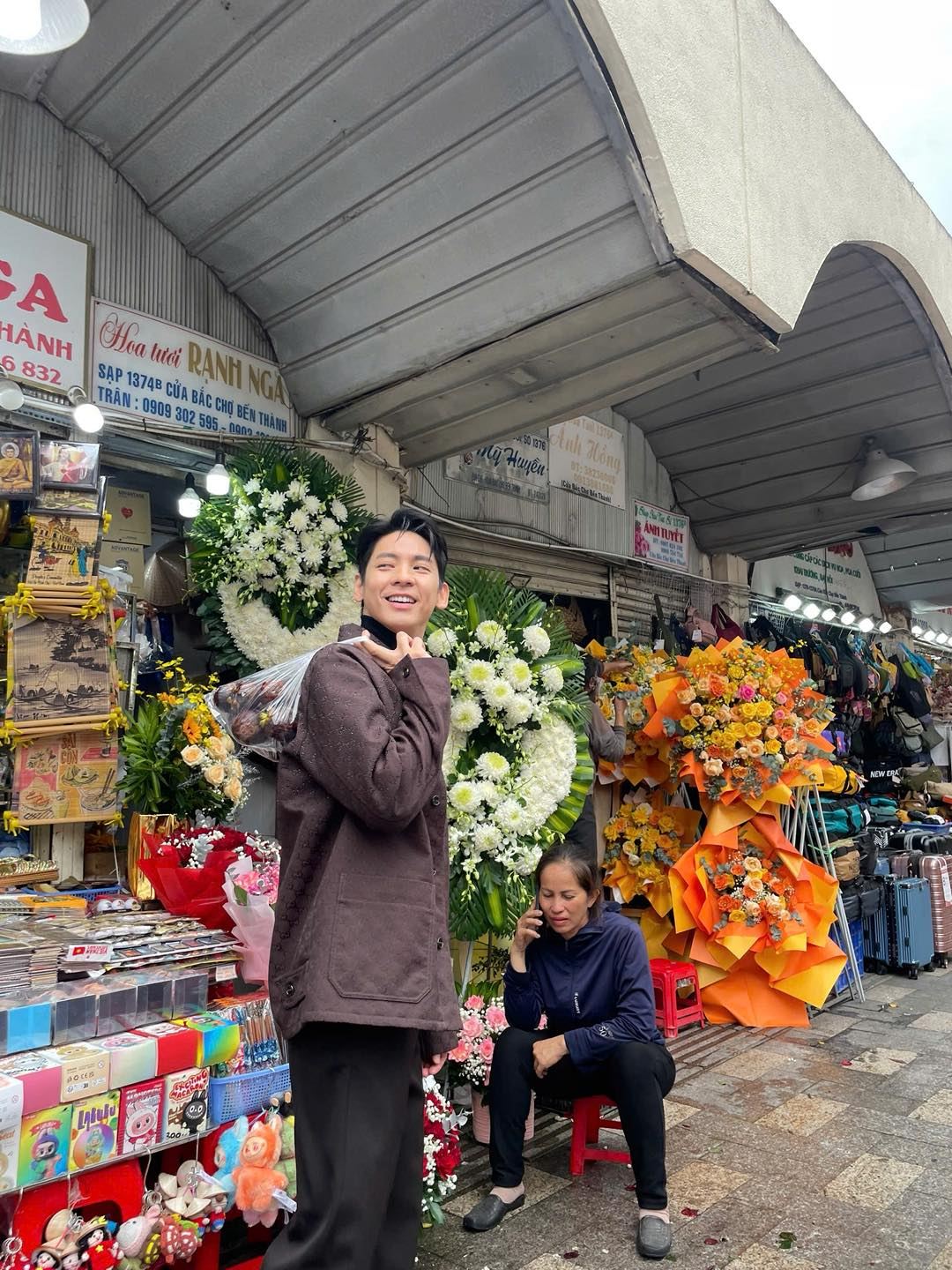 Tóm gọn "chồng yêu" của Hứa Quang Hán dạo chơi chợ Bến Thành, ăn vặt "hòa tan" như trai Việt thứ thiệt - Ảnh 11.
