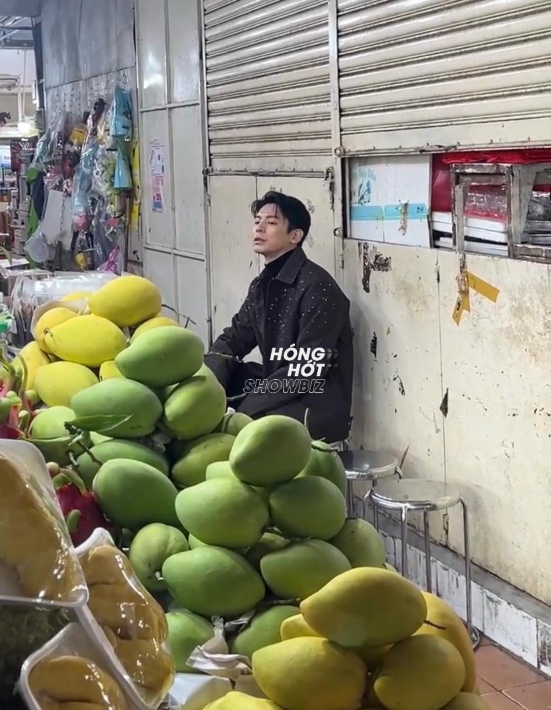 Tóm gọn "chồng yêu" của Hứa Quang Hán dạo chơi chợ Bến Thành, ăn vặt "hòa tan" như trai Việt thứ thiệt - Ảnh 6.