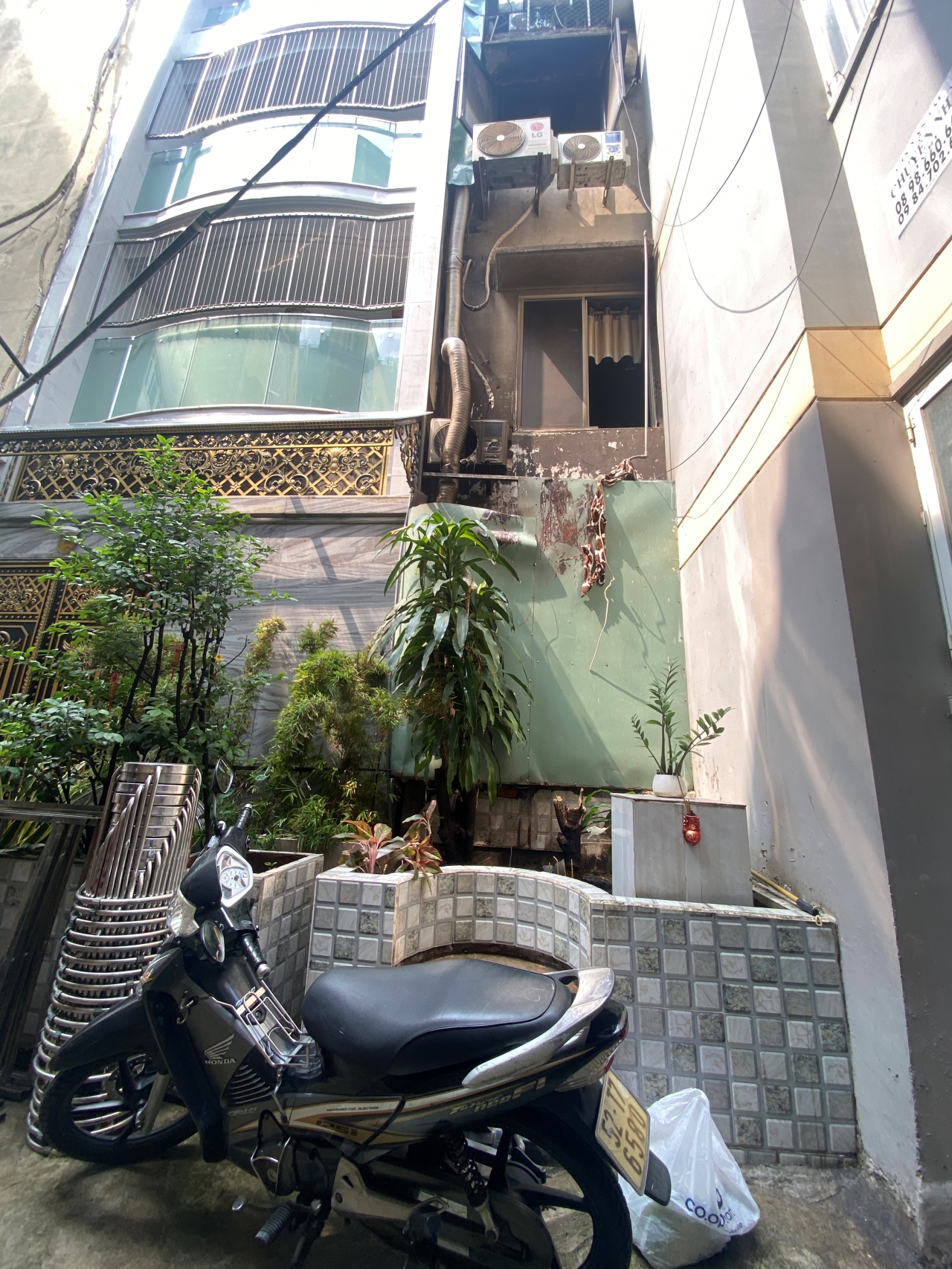 Vụ cháy tp . Hcm: Câu chuyện cảm động của hai cô gái sống sót từ tầng 3 - Ảnh 1.