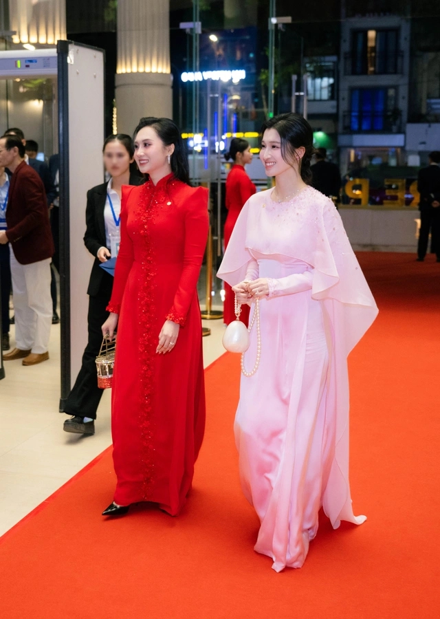 Khung hình hiếm có ở VinFuture 2025: Tỷ phú Phạm Nhật Vượng và hai con trai chọn phụ kiện giống hệt nhau - Ảnh 4.