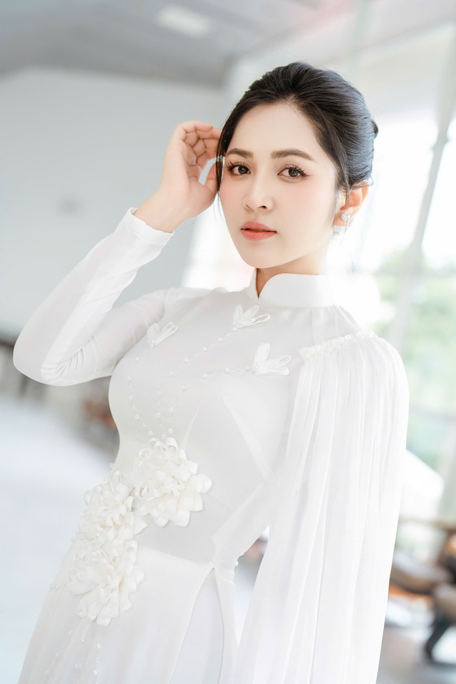 Giáo viên thanh nhạc được Bộ Tư lệnh khen thưởng: Đắt show cả năm, đổi đời nhờ 10 tỷ view- Ảnh 4. Giáo viên thanh nhạc được Bộ Tư lệnh khen thưởng: Đắt show cả năm, đổi đời nhờ 10 tỷ view- Ảnh 4.