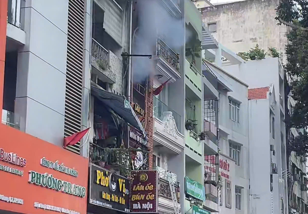 Cháy quán ăn TPHCM lúc rạng sáng gây hoang mang cho người dân - Ảnh 1.
