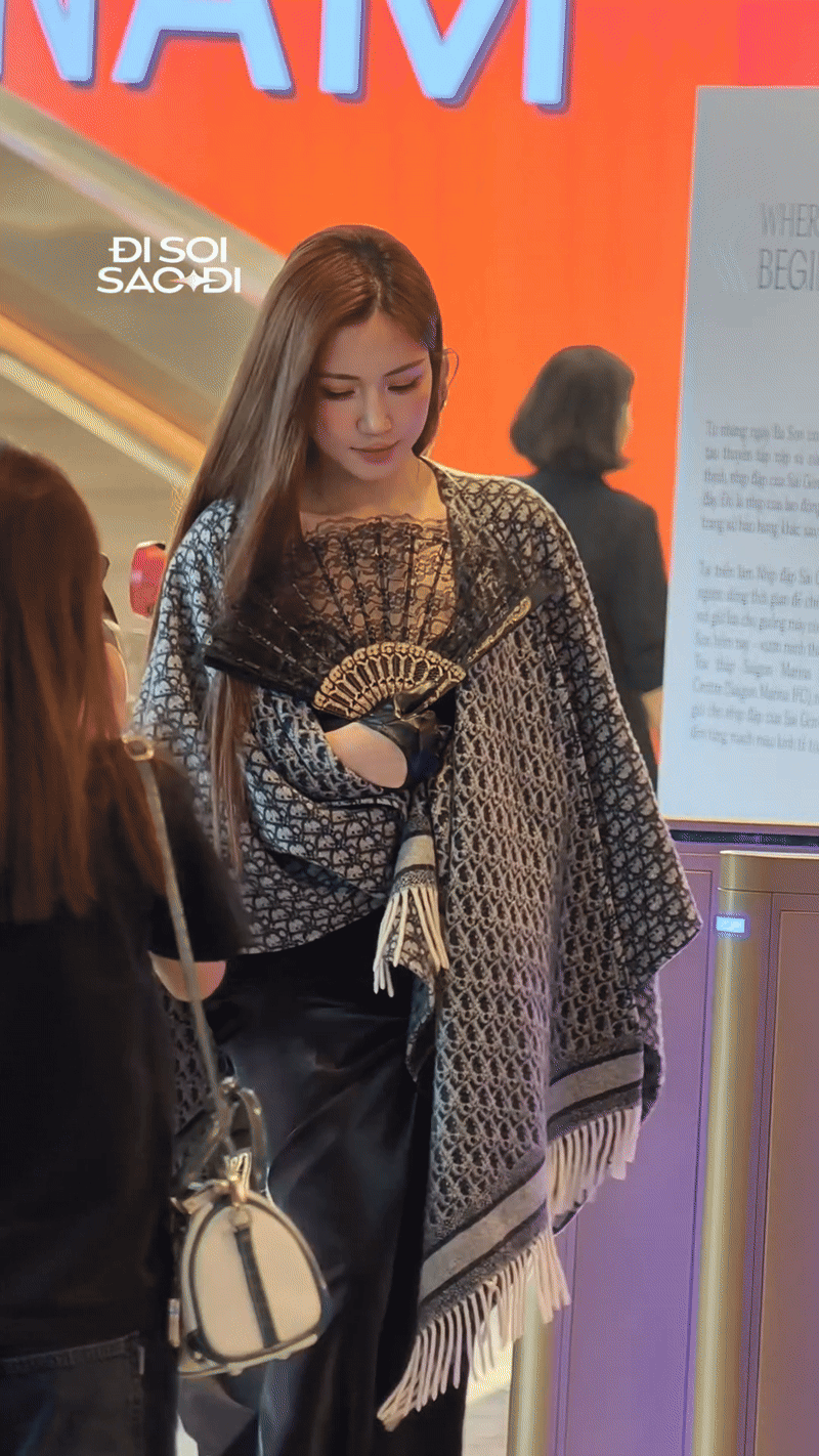 Hòa Minzy đầu tư kĩ cho một màn hở bạo- Ảnh 2. Hòa Minzy đầu tư kĩ cho một màn hở bạo- Ảnh 2.