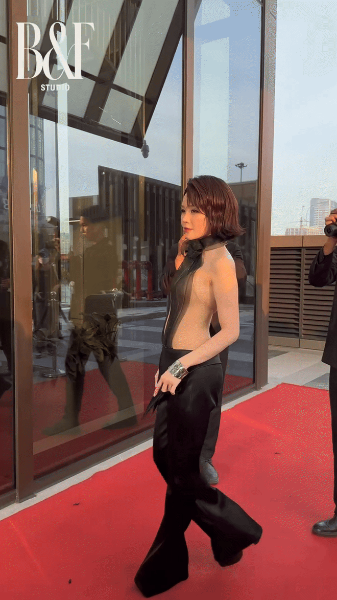 Mẹ bỉm Sam lần đầu dám làm điều này trên thảm đỏ- Ảnh 1.