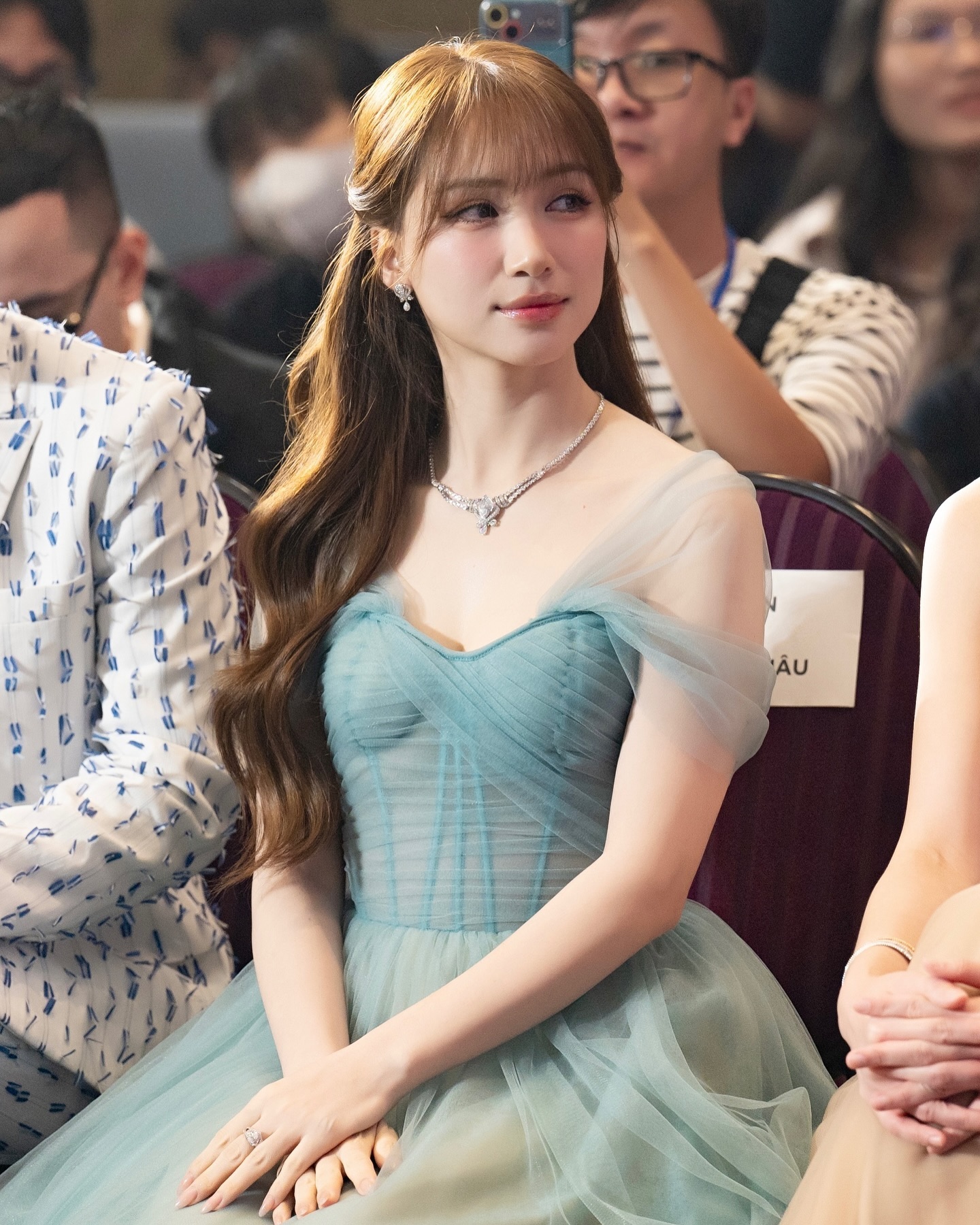 Hòa Minzy đầu tư kĩ cho một màn hở bạo- Ảnh 9. Hòa Minzy đầu tư kĩ cho một màn hở bạo- Ảnh 9.