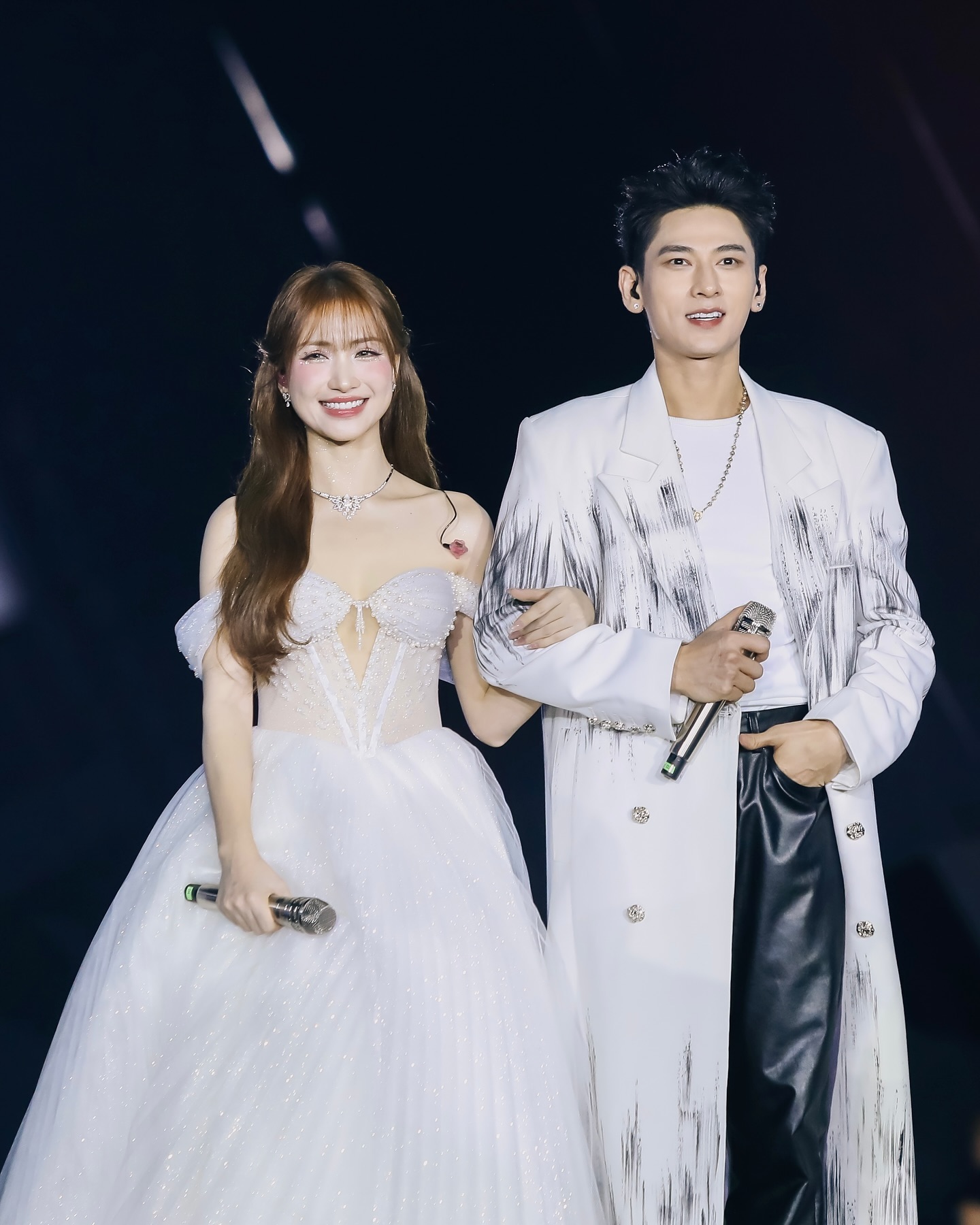 Hòa Minzy đầu tư kĩ cho một màn hở bạo- Ảnh 6. Hòa Minzy đầu tư kĩ cho một màn hở bạo- Ảnh 6.