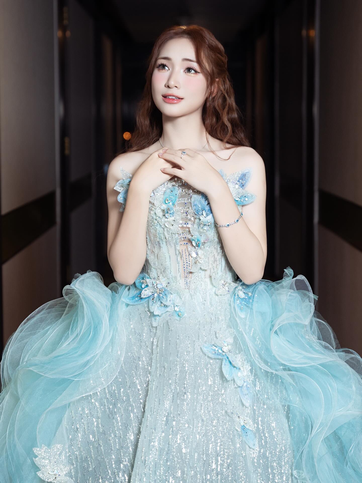 Hòa Minzy đầu tư kĩ cho một màn hở bạo- Ảnh 8. Hòa Minzy đầu tư kĩ cho một màn hở bạo- Ảnh 8.