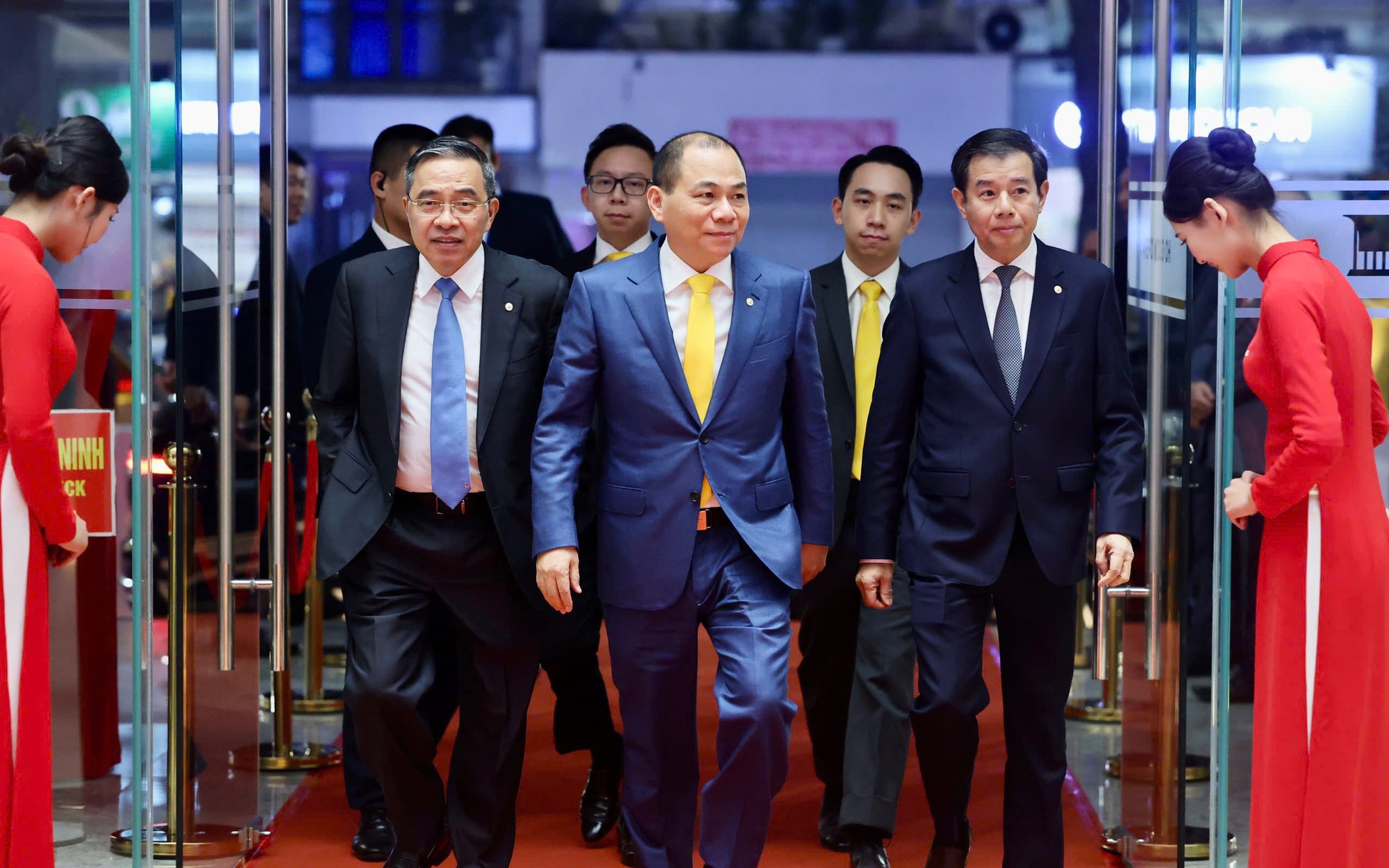 Khung hình hiếm có ở VinFuture 2025: Tỷ phú Phạm Nhật Vượng và hai con trai chọn phụ kiện giống hệt nhau