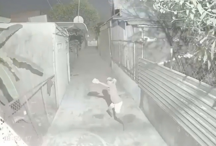 Một gia đình ở TPHCM bị khủng bố bằng việc ném gạch vào nhà - Ảnh 1.