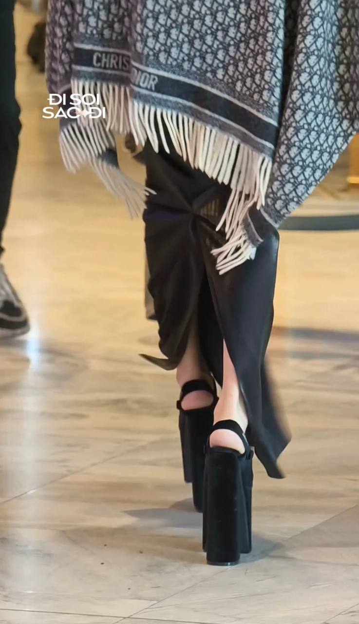 Hòa Minzy đầu tư kĩ cho một màn hở bạo- Ảnh 3. Hòa Minzy đầu tư kĩ cho một màn hở bạo- Ảnh 3.