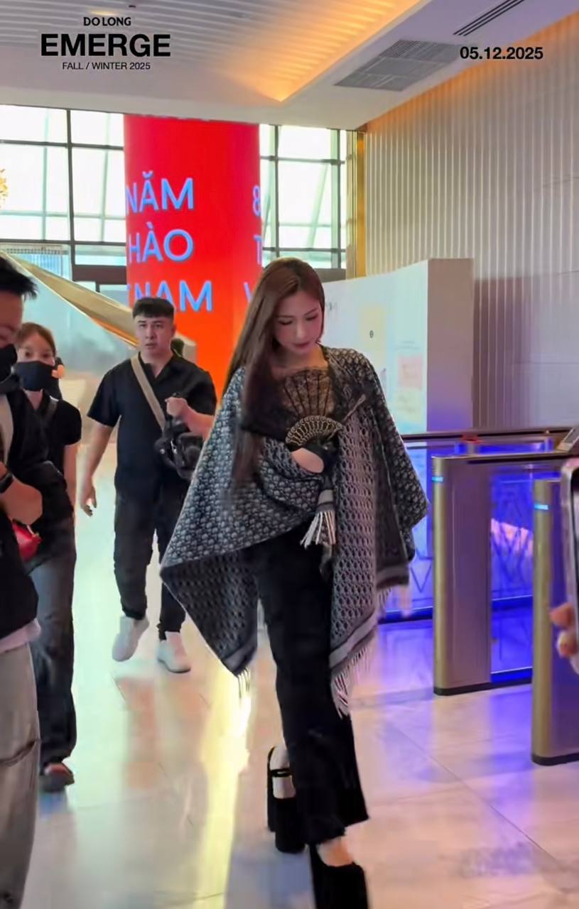 Hòa Minzy đầu tư kĩ cho một màn hở bạo- Ảnh 1. Hòa Minzy đầu tư kĩ cho một màn hở bạo- Ảnh 1.