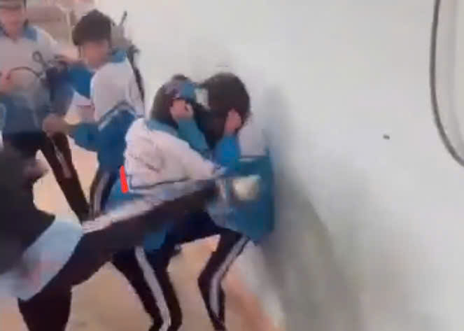 Nữ sinh lớp 7 bị bạn học đánh hội đồng đã chuyển trường - Ảnh 1.